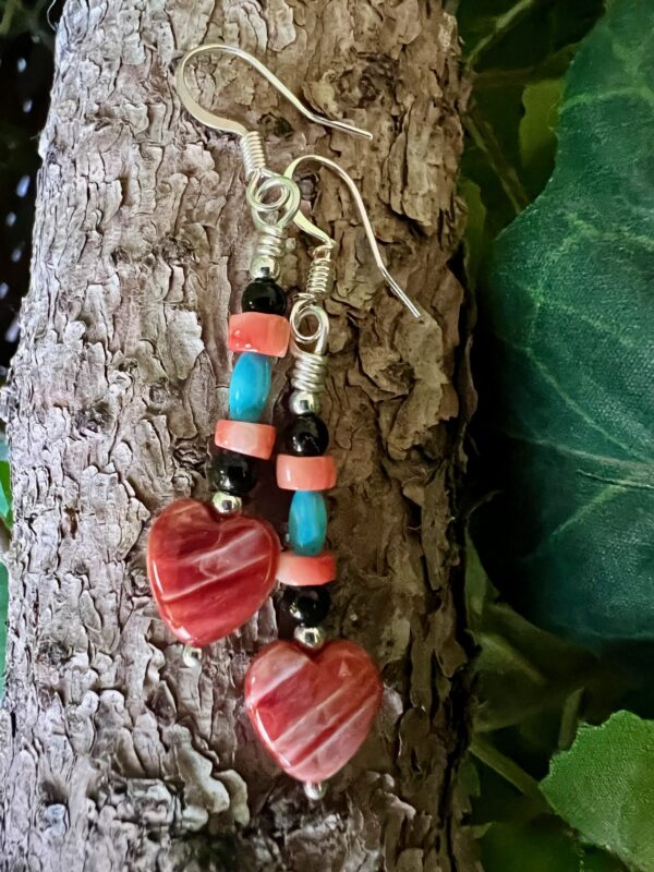 Spiny-Oyster-Heart-Earrings-with-Coral-Heishe,-Turquoise,-and-Black-Glass