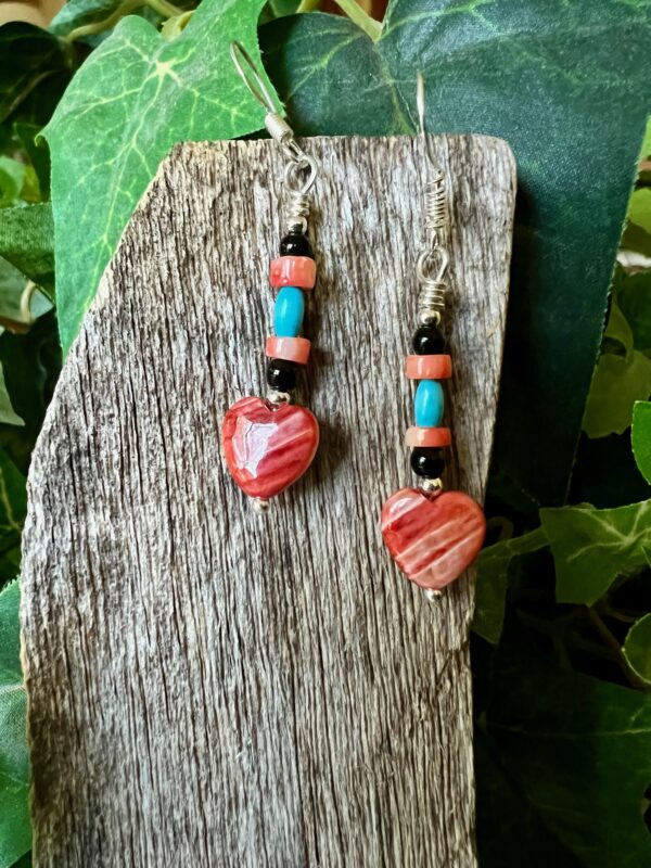 Spiny-Oyster-Heart-Earrings-with-Coral-Heishe,-Turquoise,-and-Black-Glass-GD24E557
